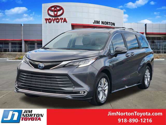 Used 2025 Toyota Sienna Limited image 3