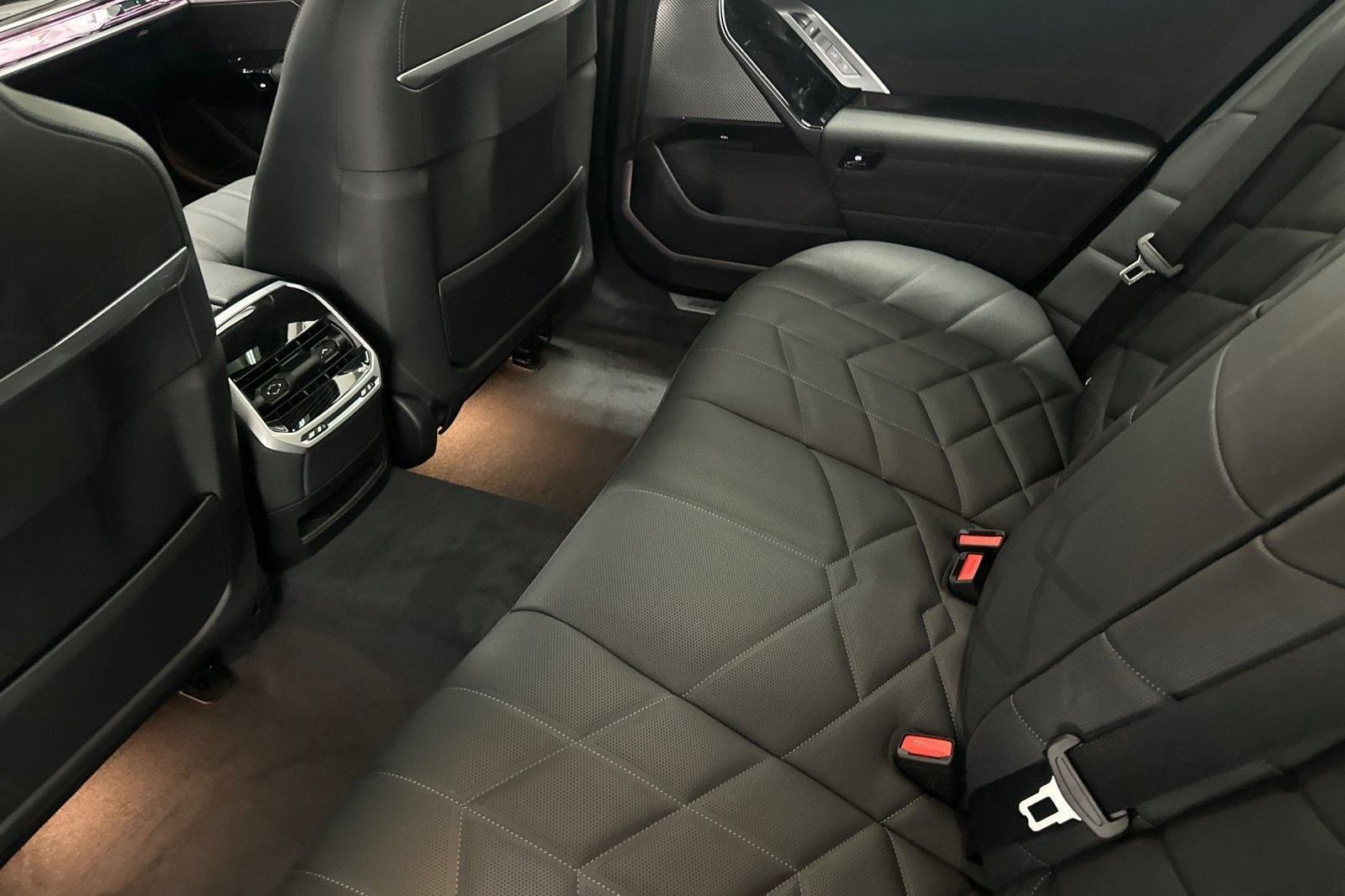 New 2026 BMW 750e xDrive w/ Executive Package image 21