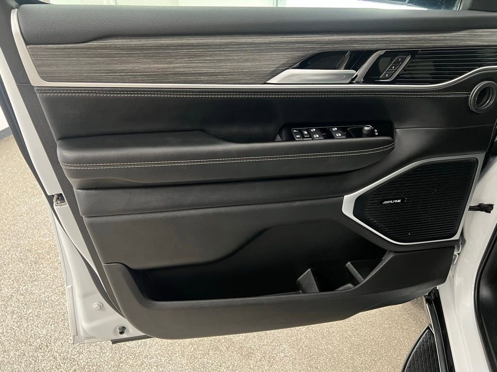 Used 2024 Jeep Wagoneer L Series II w/ Premium Group I image 27