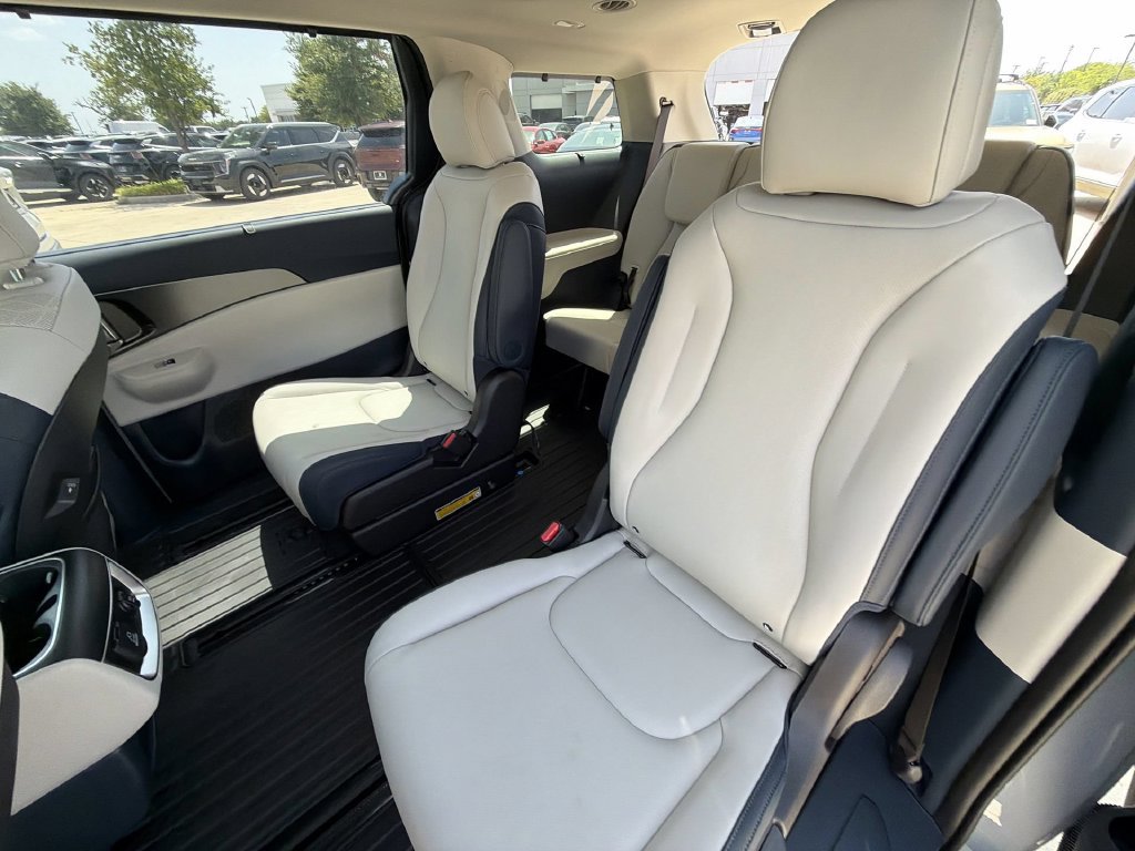 New 2027 Kia Carnival SX w/ Dark Edition Package FWD image 27