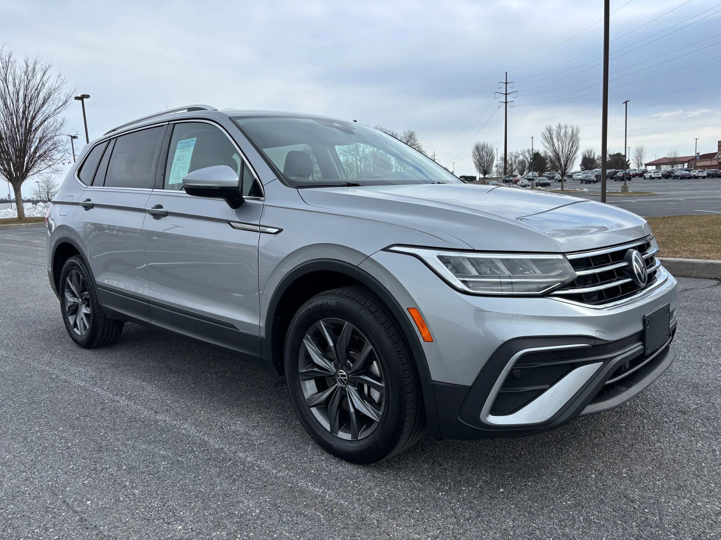 Used 2022 Volkswagen Tiguan SE image 1