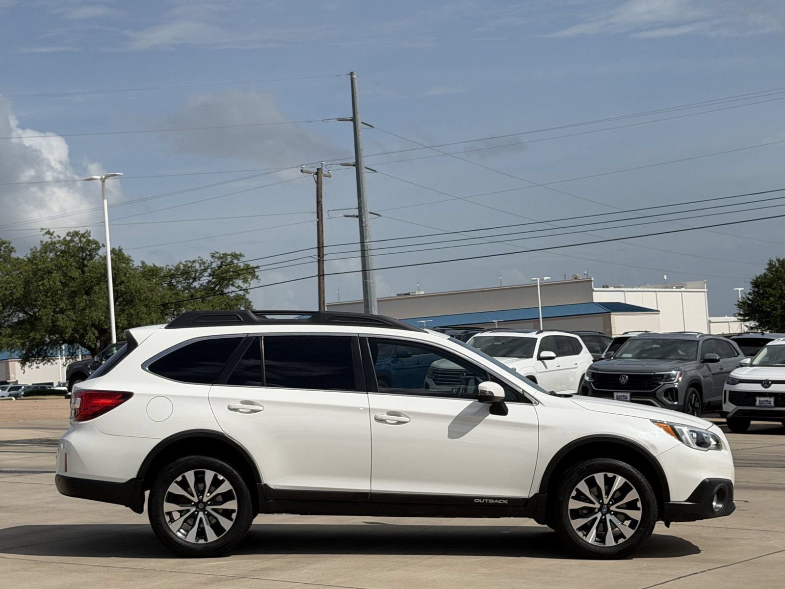 Used 2017 Subaru Outback 2.5i Limited AWD/4WD image 3