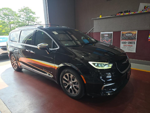 Used 2022 Chrysler Pacifica Pinnacle FWD image 2