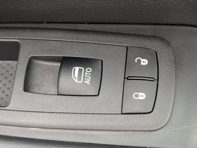 Used 2025 Chrysler Pacifica Select FWD image 33