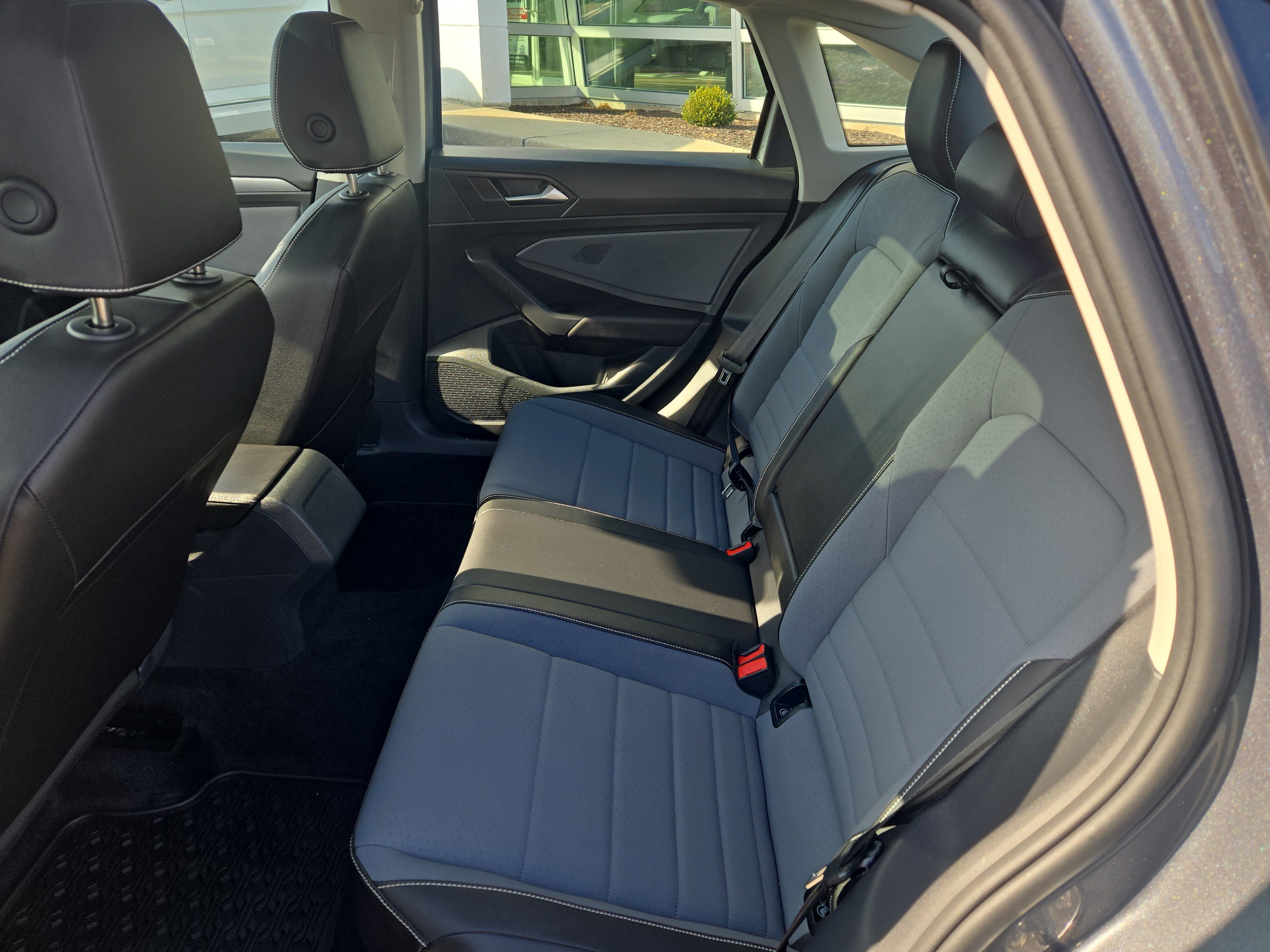 Certified 2025 Volkswagen Jetta SE w/ Sunroof Package image 9