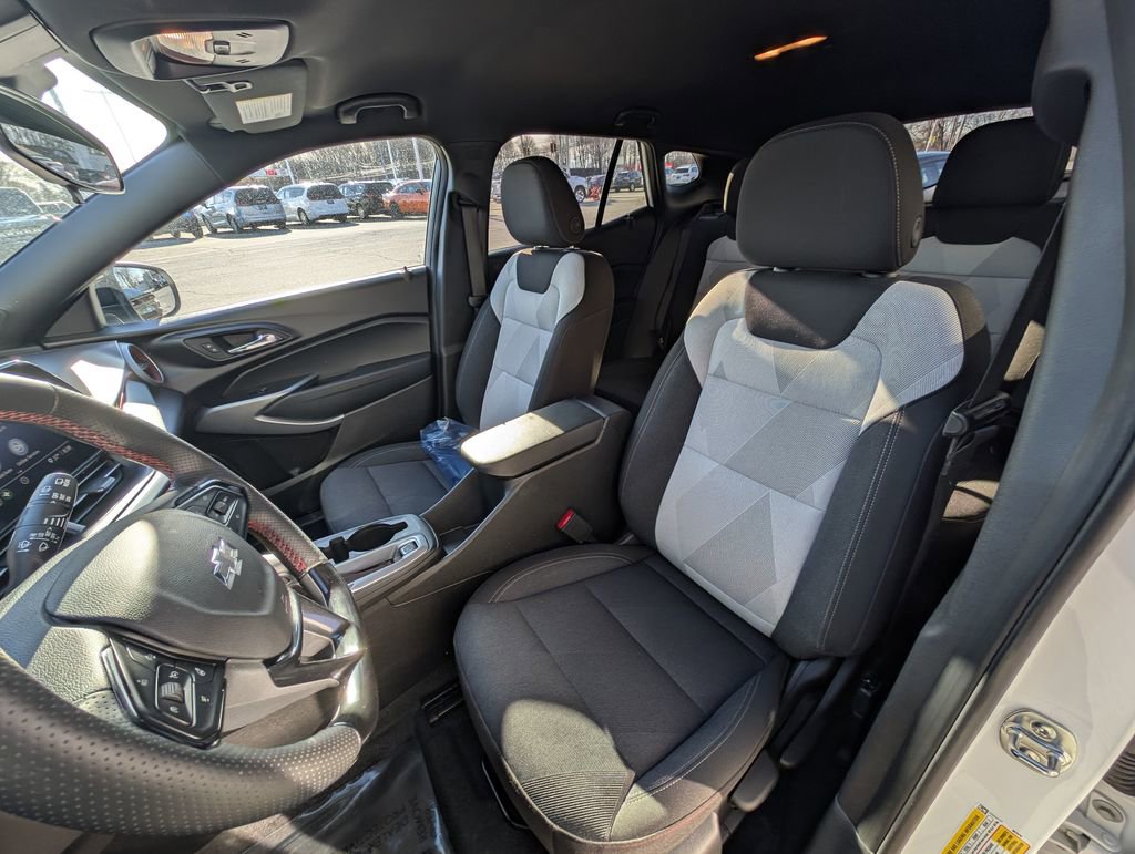 Used 2025 Chevrolet Trax RS w/ Driver Confidence Package image 16