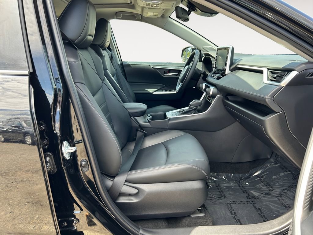 Used 2022 Toyota RAV4 XLE Premium image 10
