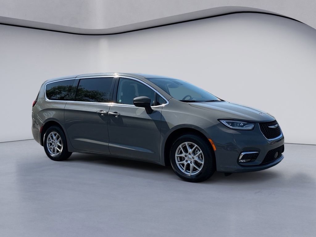 Used 2023 Chrysler Pacifica Touring-L image 7