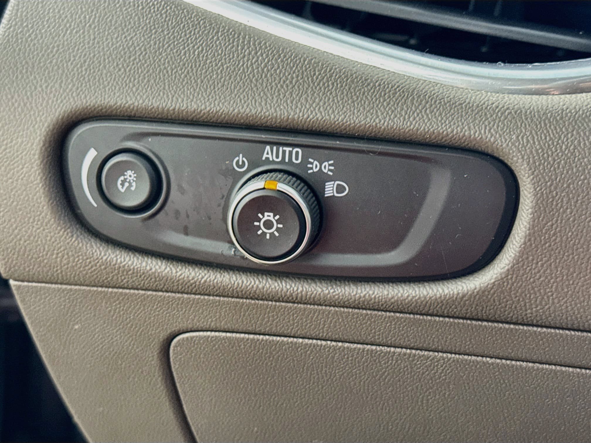 Used 2020 Chevrolet Malibu LT FWD image 13