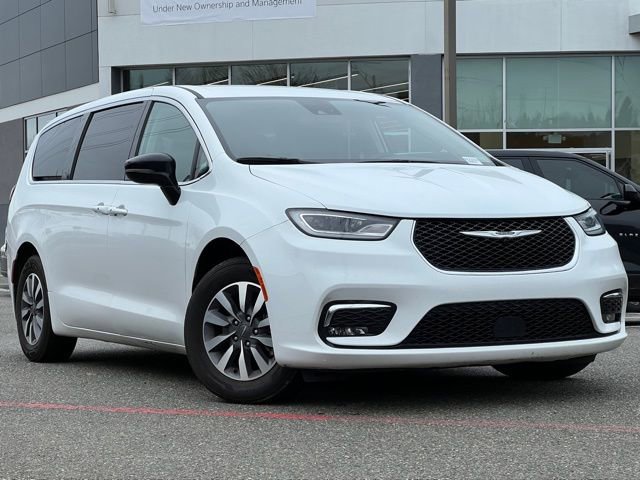 Used 2024 Chrysler Pacifica Select image 5