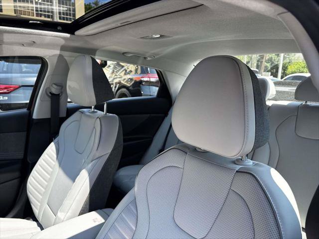 Used 2025 Hyundai Elantra Limited FWD image 18