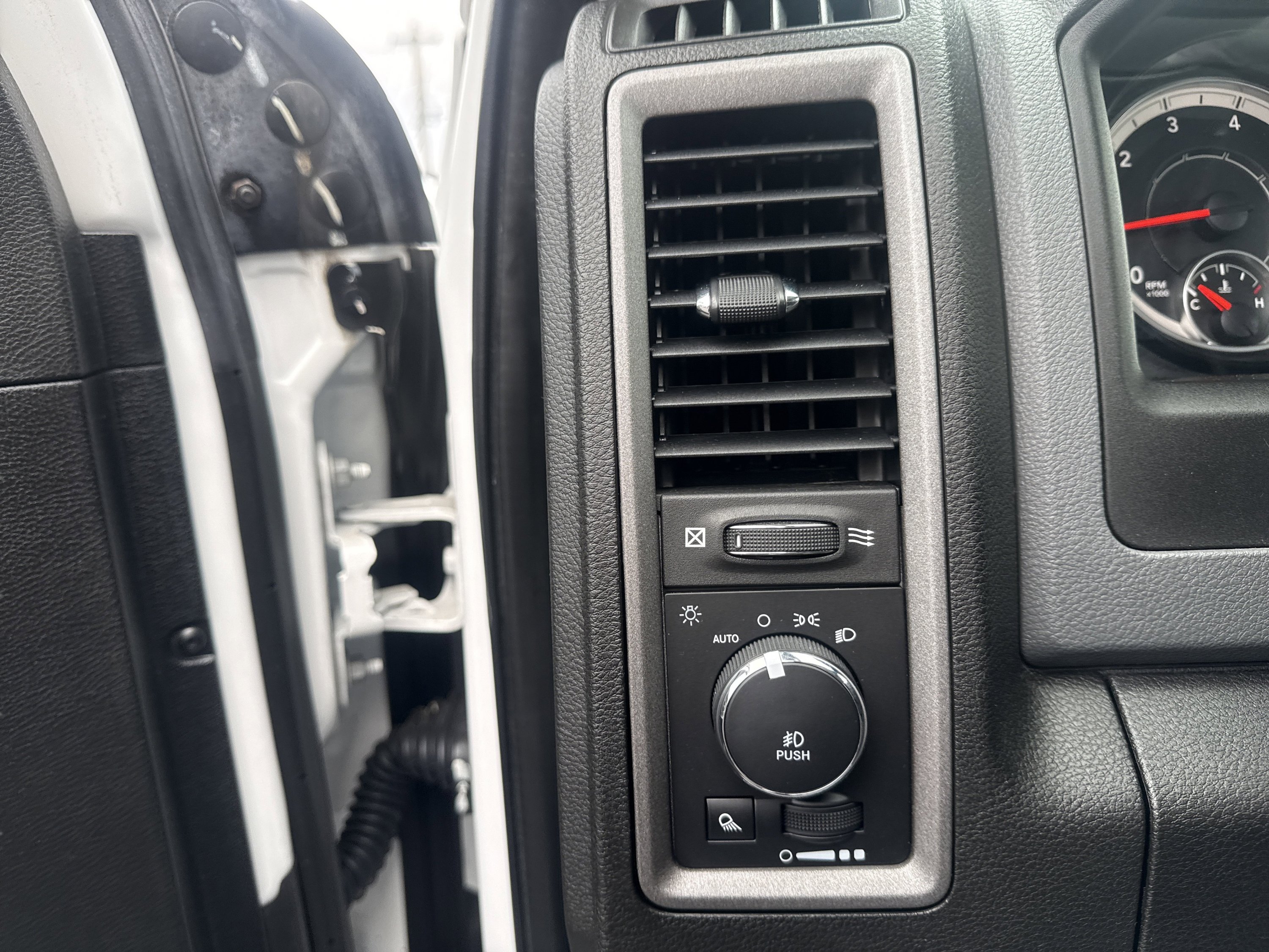 Used 2019 RAM 1500 Express AWD/4WD image 17