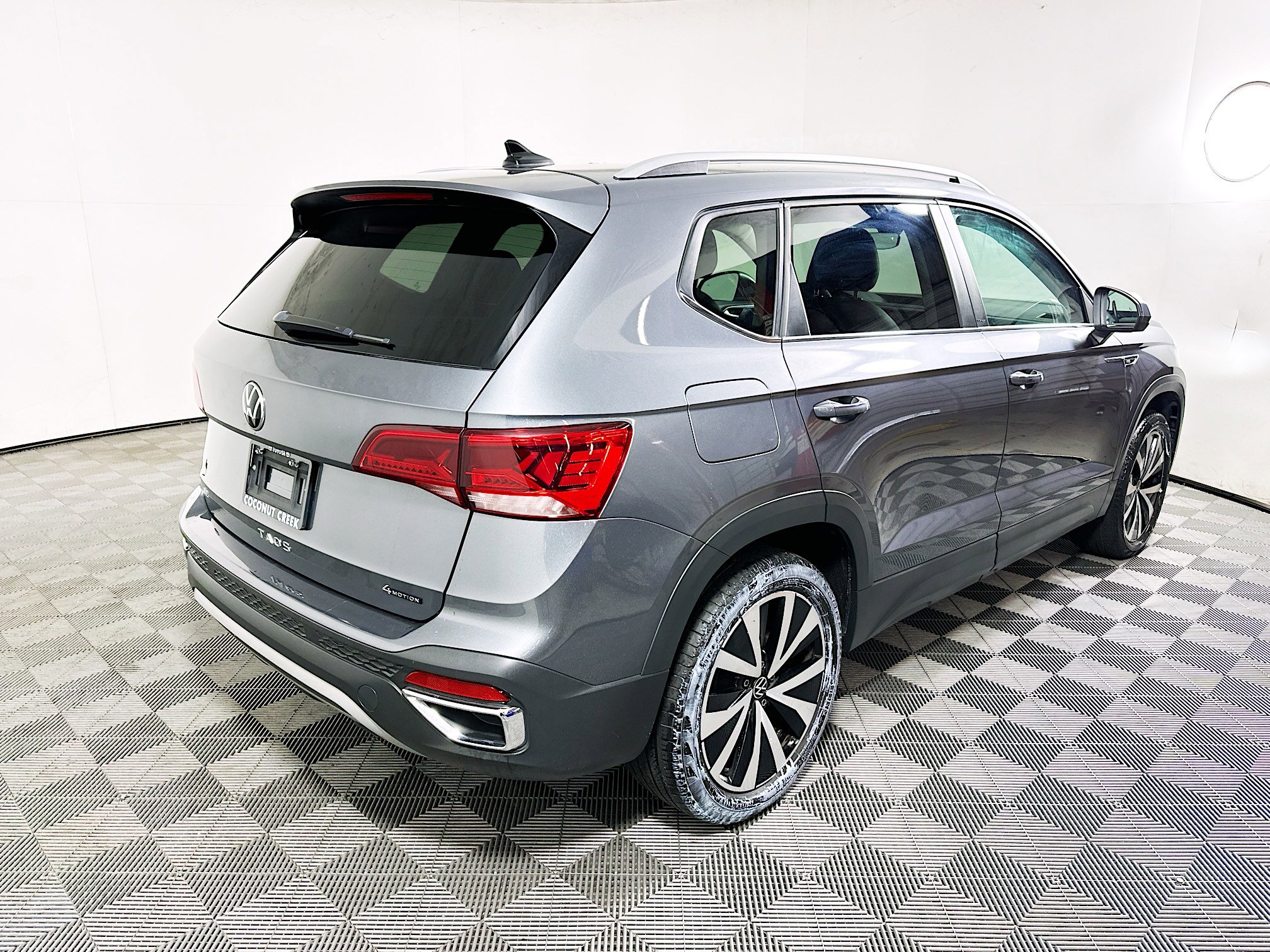 Used 2022 Volkswagen Taos SE w/ IQ.Drive SE Package AWD/4WD image 3