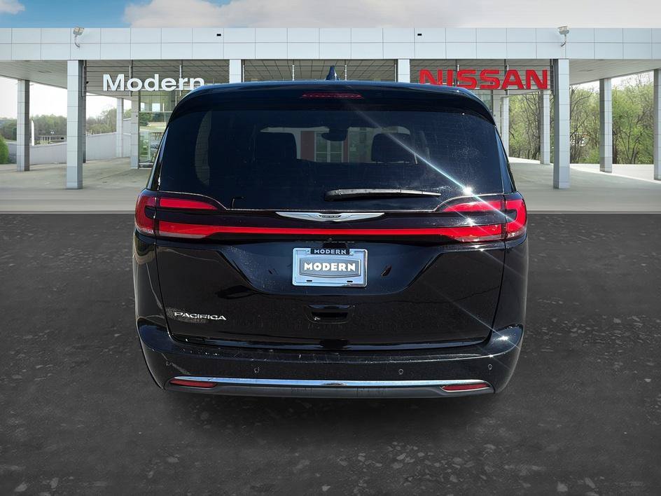 Used 2024 Chrysler Pacifica Touring-L FWD image 4