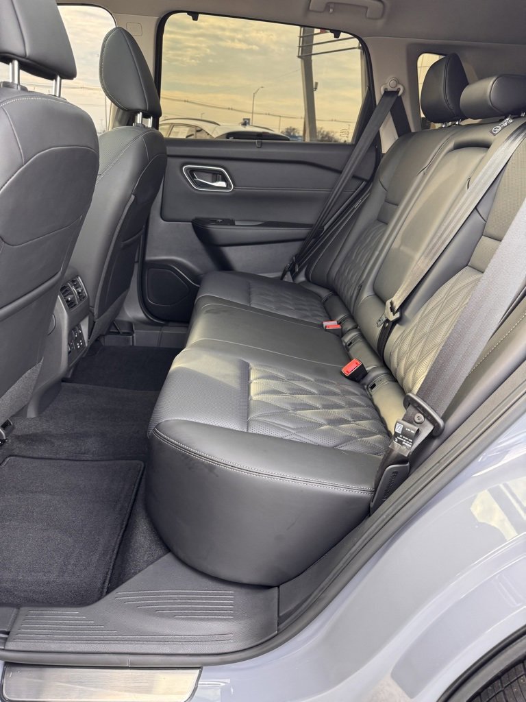 Used 2025 Nissan Rogue Platinum w/ Platinum Premium Package image 11