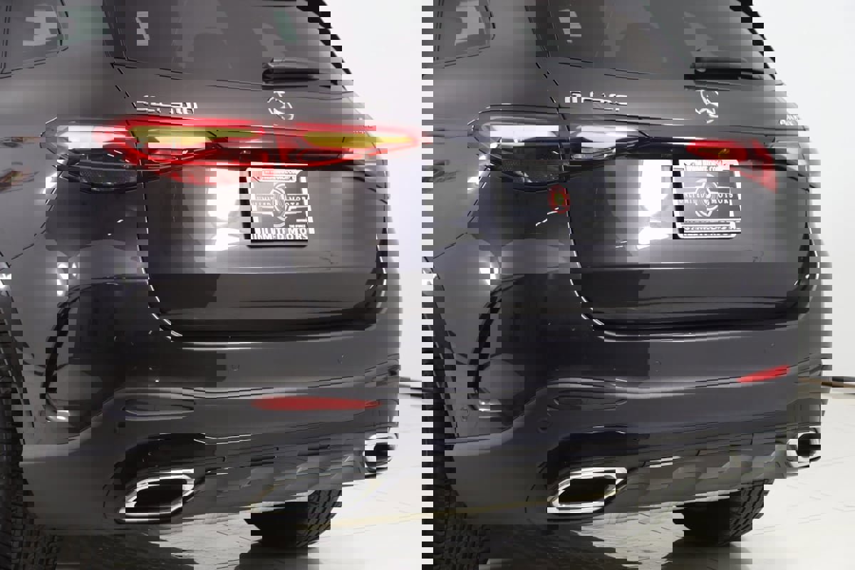 Used 2025 Mercedes-Benz GLC 300 4MATIC SUV image 25