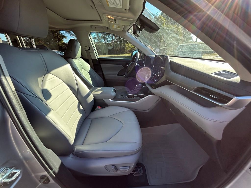 Used 2023 Toyota Highlander XLE image 24