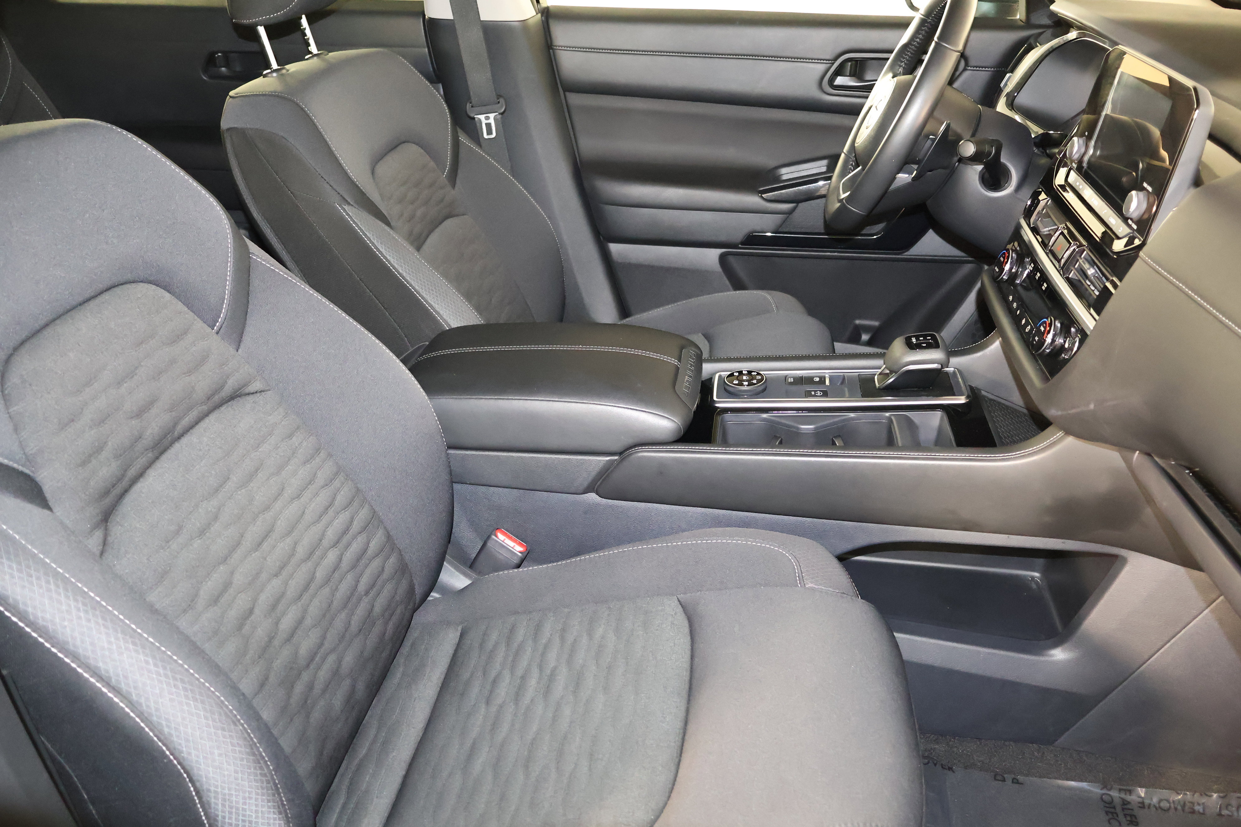 Used 2025 Nissan Pathfinder SV image 43