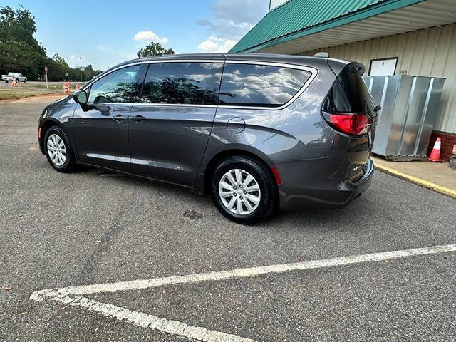 Used 2021 Chrysler Voyager L FWD image 4