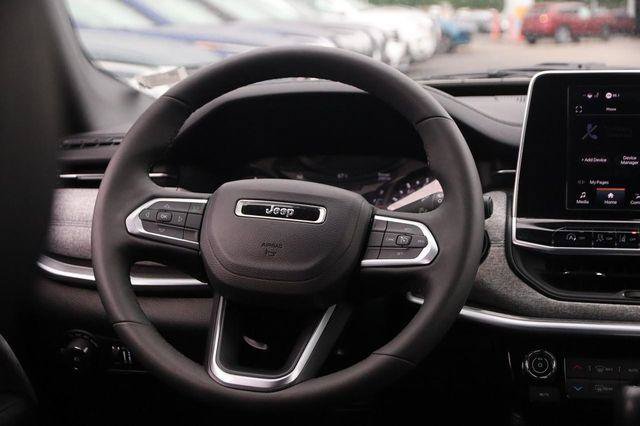 Used 2025 Jeep Compass Latitude w/ Sun & Sound Group AWD/4WD image 24