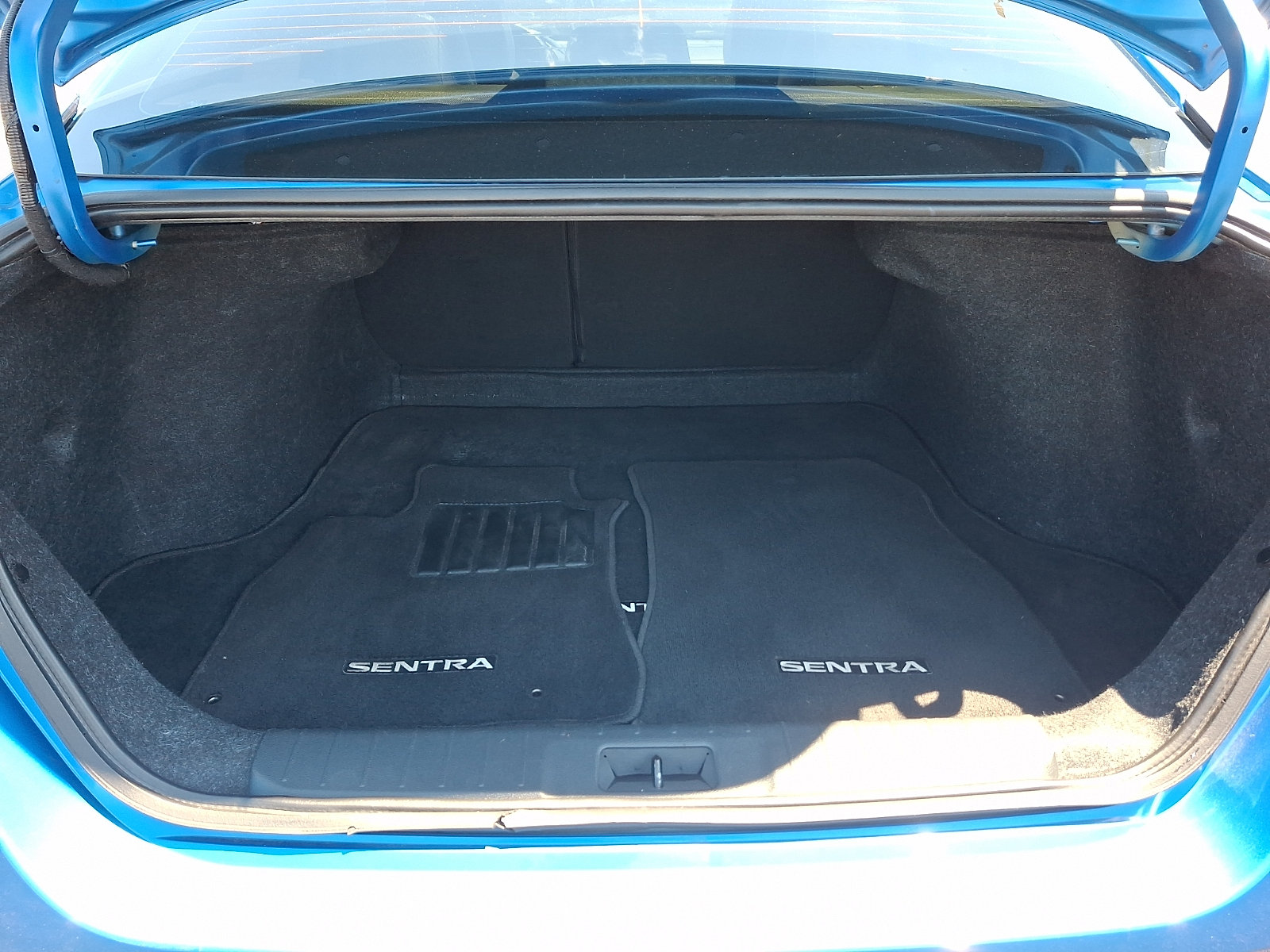 Used 2022 Nissan Sentra SR w/ SR Premium Package FWD image 29
