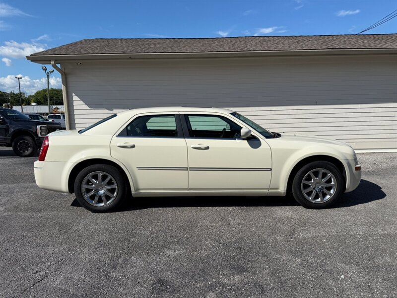 Used 2009 Chrysler 300 Touring RWD image 1