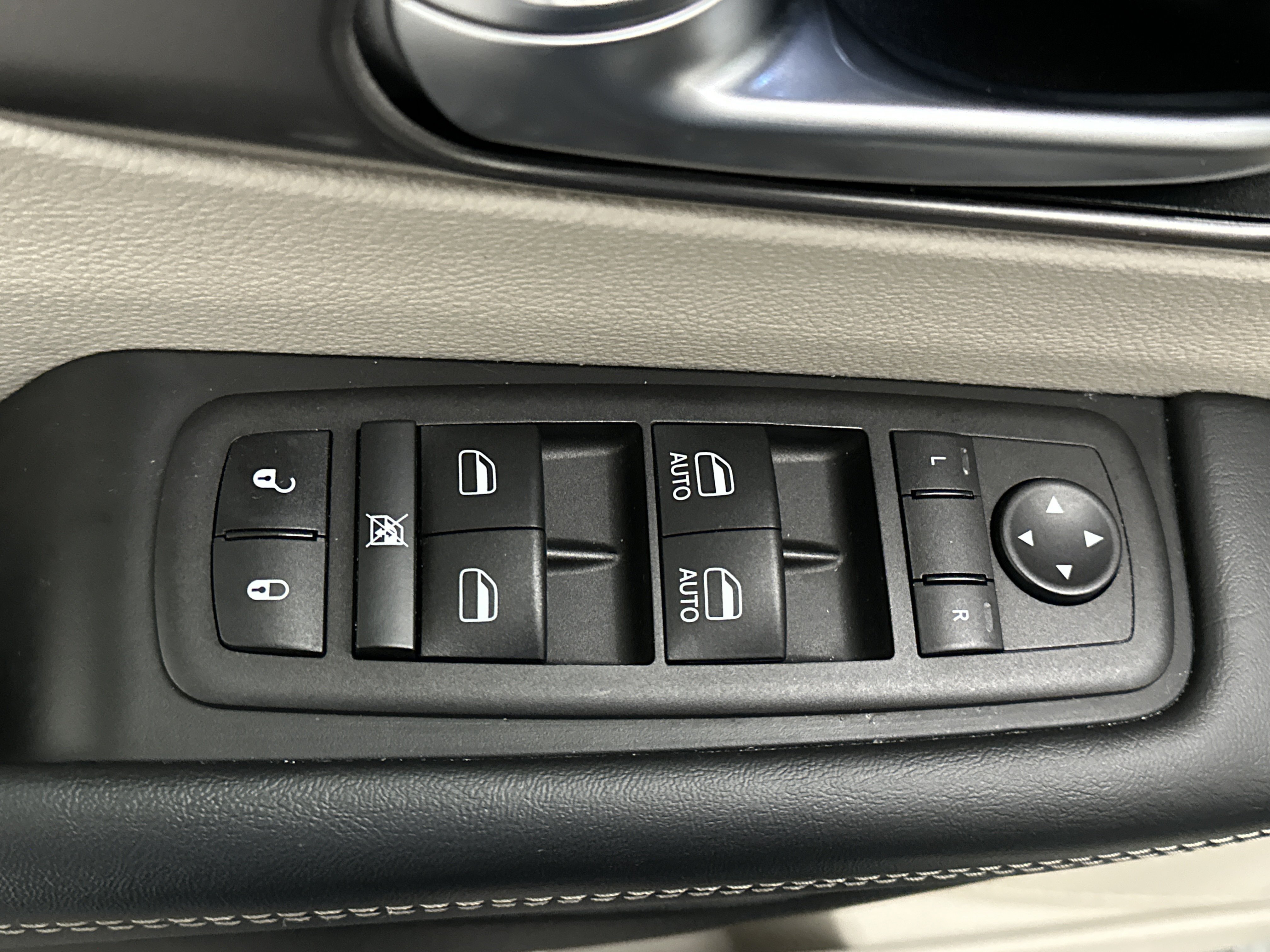 Used 2023 Chrysler Pacifica Touring-L FWD image 19