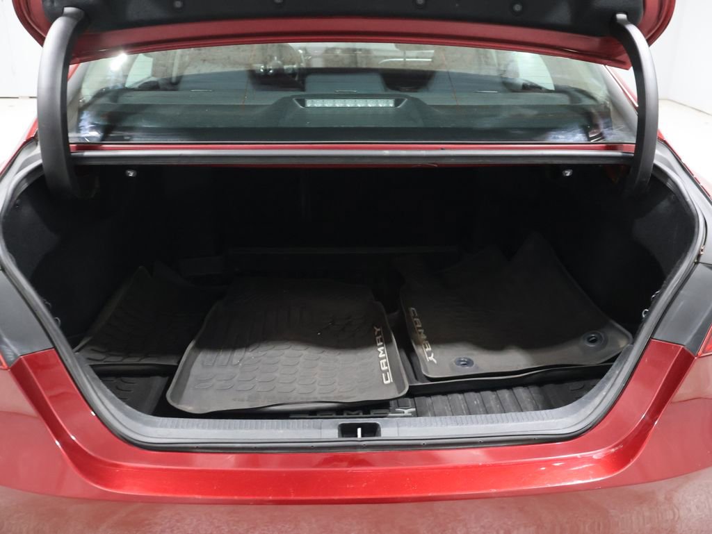 Used 2018 Toyota Camry LE image 19