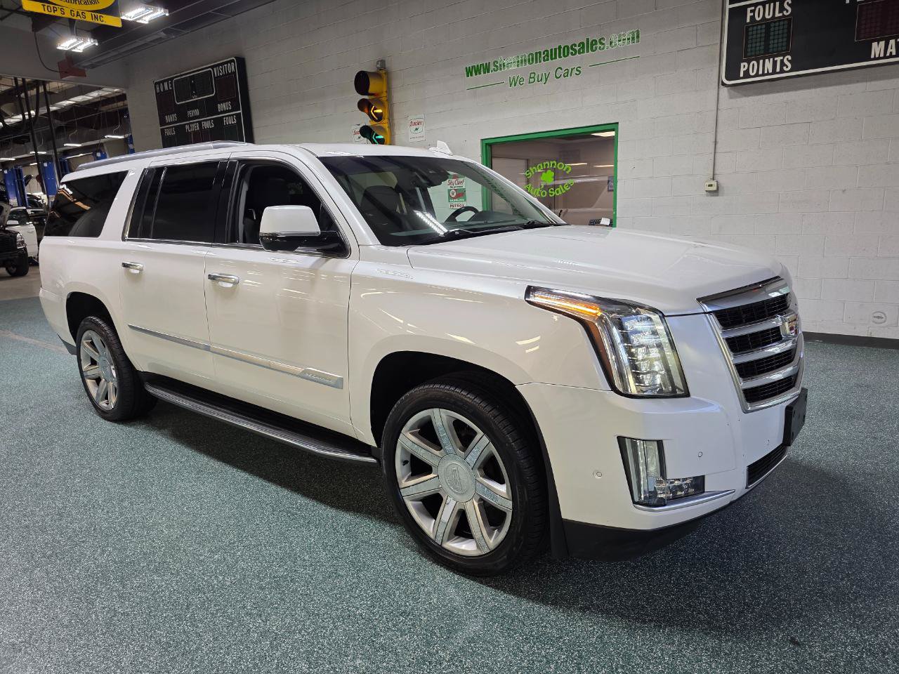 Used 2020 Cadillac Escalade ESV Luxury AWD/4WD image 4
