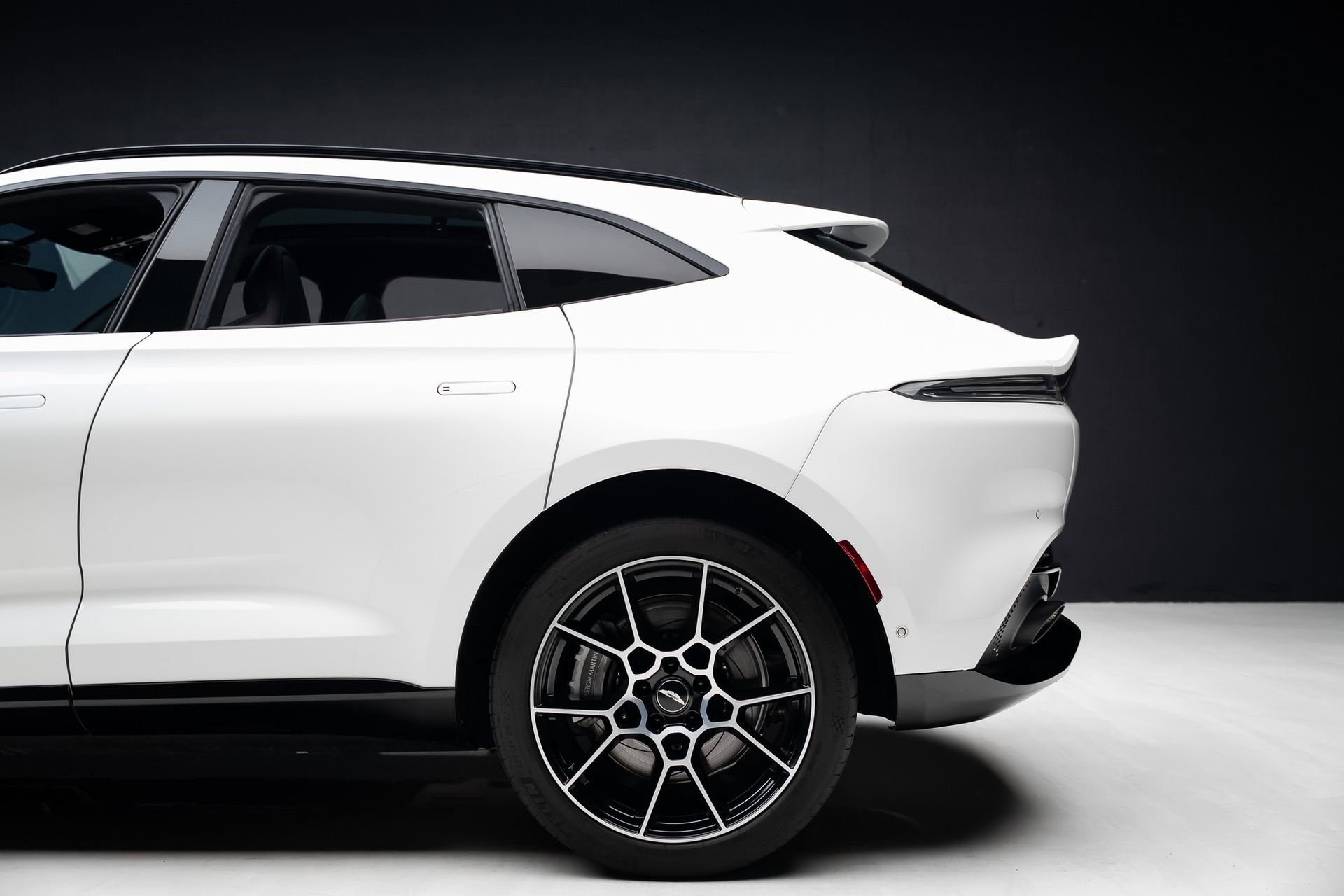 Used 2021 Aston Martin DBX AWD/4WD image 19