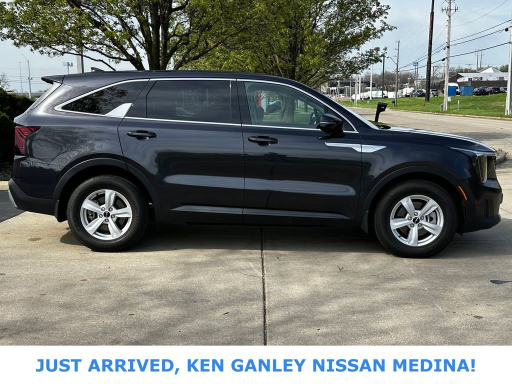 Used 2025 Kia Sorento LX FWD image 2