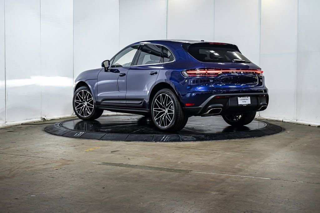 Certified 2025 Porsche Macan image 3