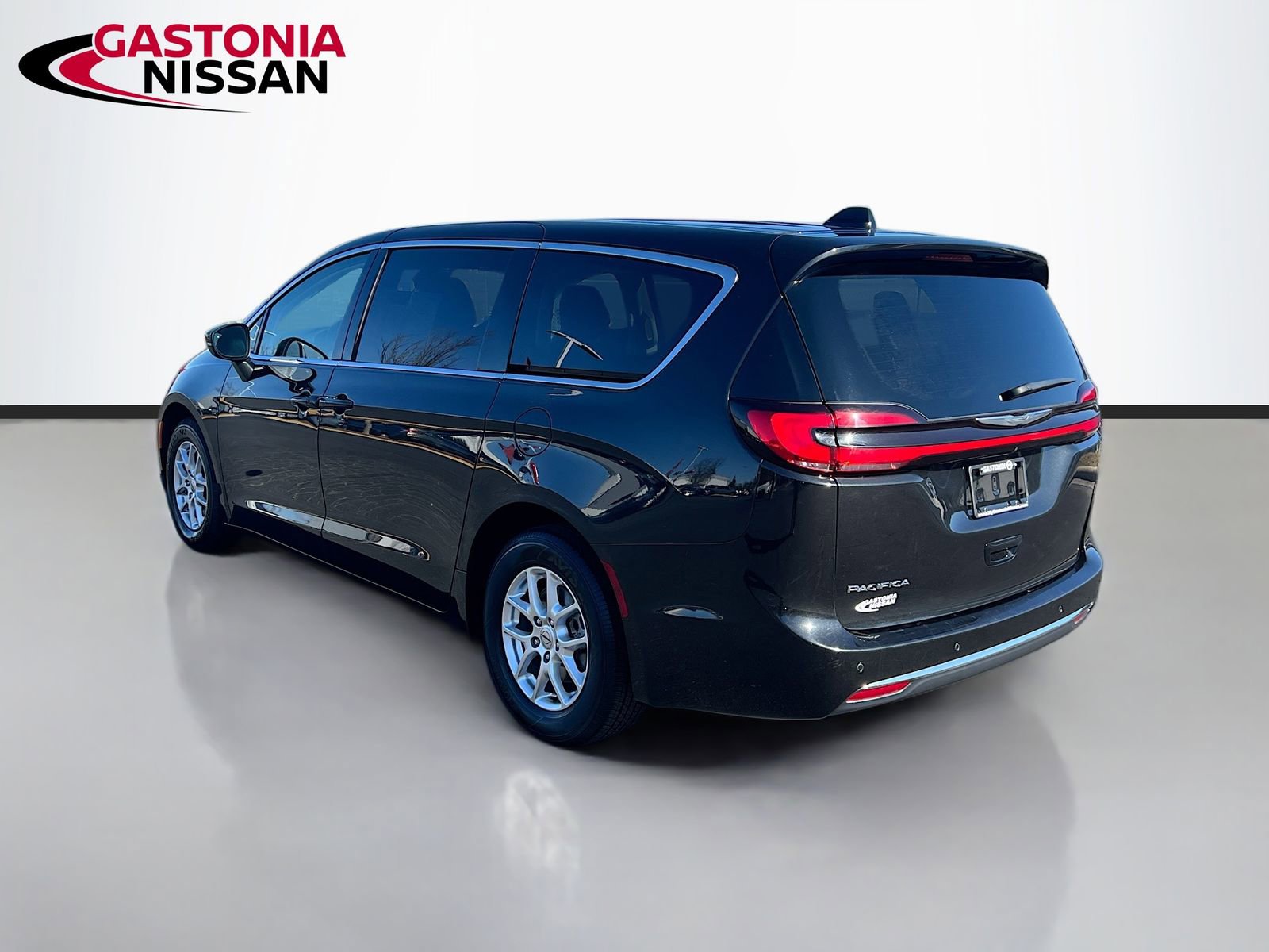 Used 2023 Chrysler Pacifica Touring-L image 6