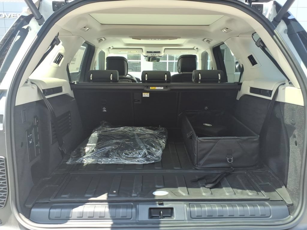 New 2026 Land Rover Discovery Limited Edition AWD/4WD image 10