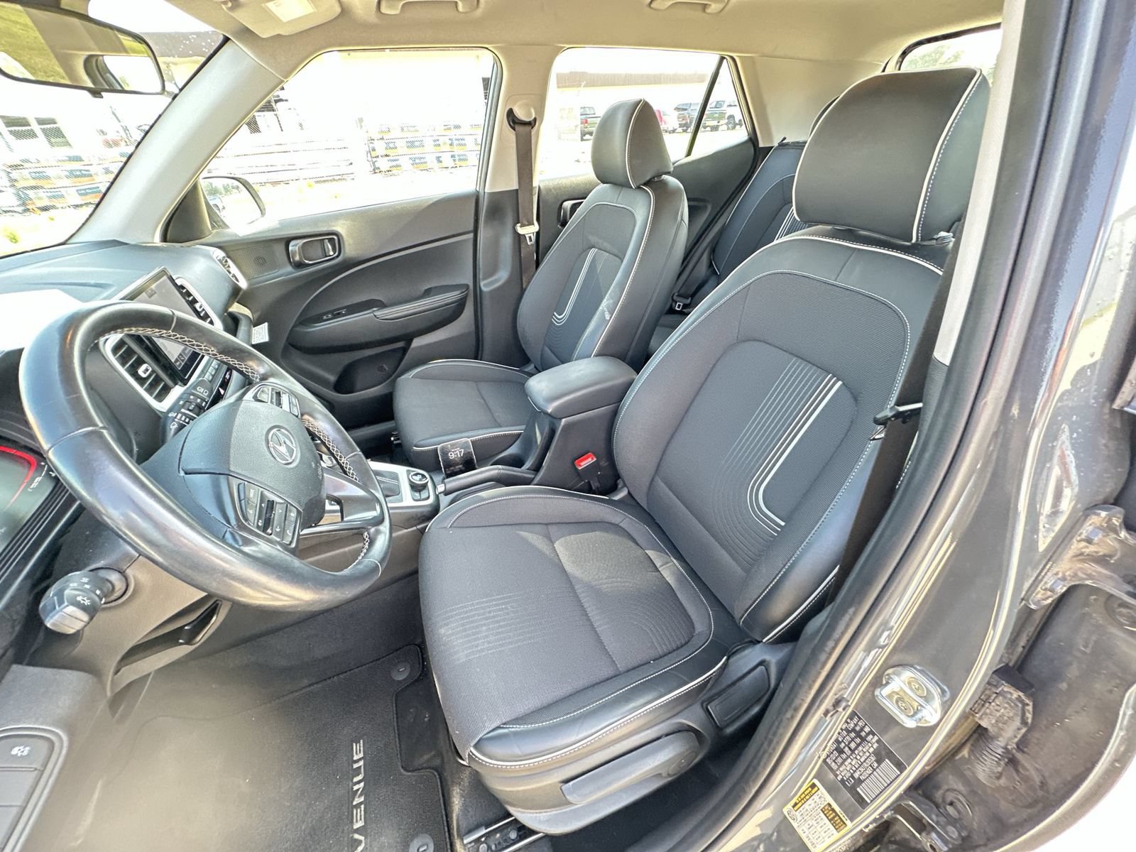 Used 2024 Hyundai Venue Limited FWD image 19