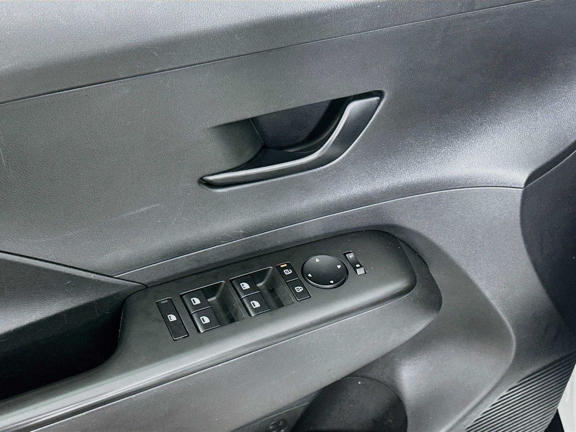 Used 2025 Hyundai Kona SEL FWD image 15