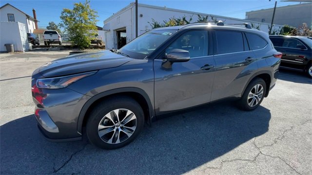 Used 2022 Toyota Highlander XLE image 6