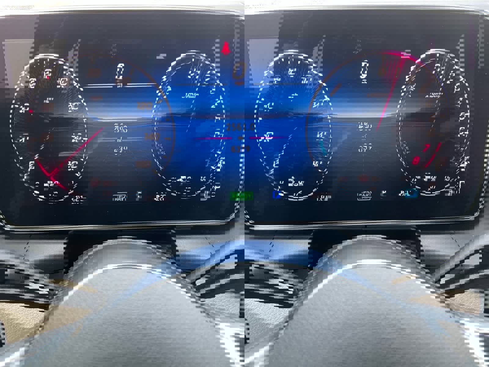 Used 2025 Mercedes-Benz GLC 350e 4MATIC image 21