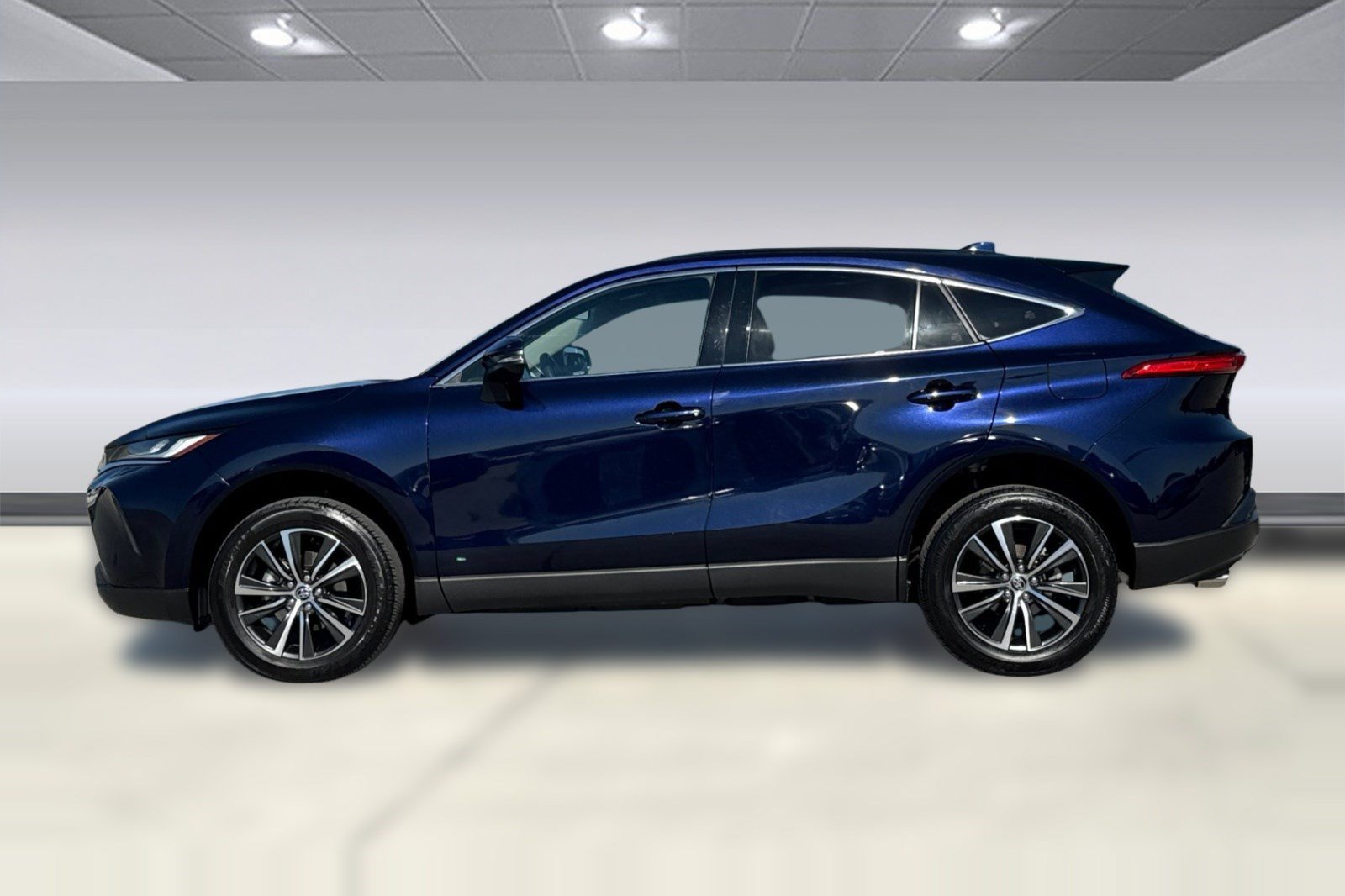 Used 2024 Toyota Venza LE AWD/4WD image 2