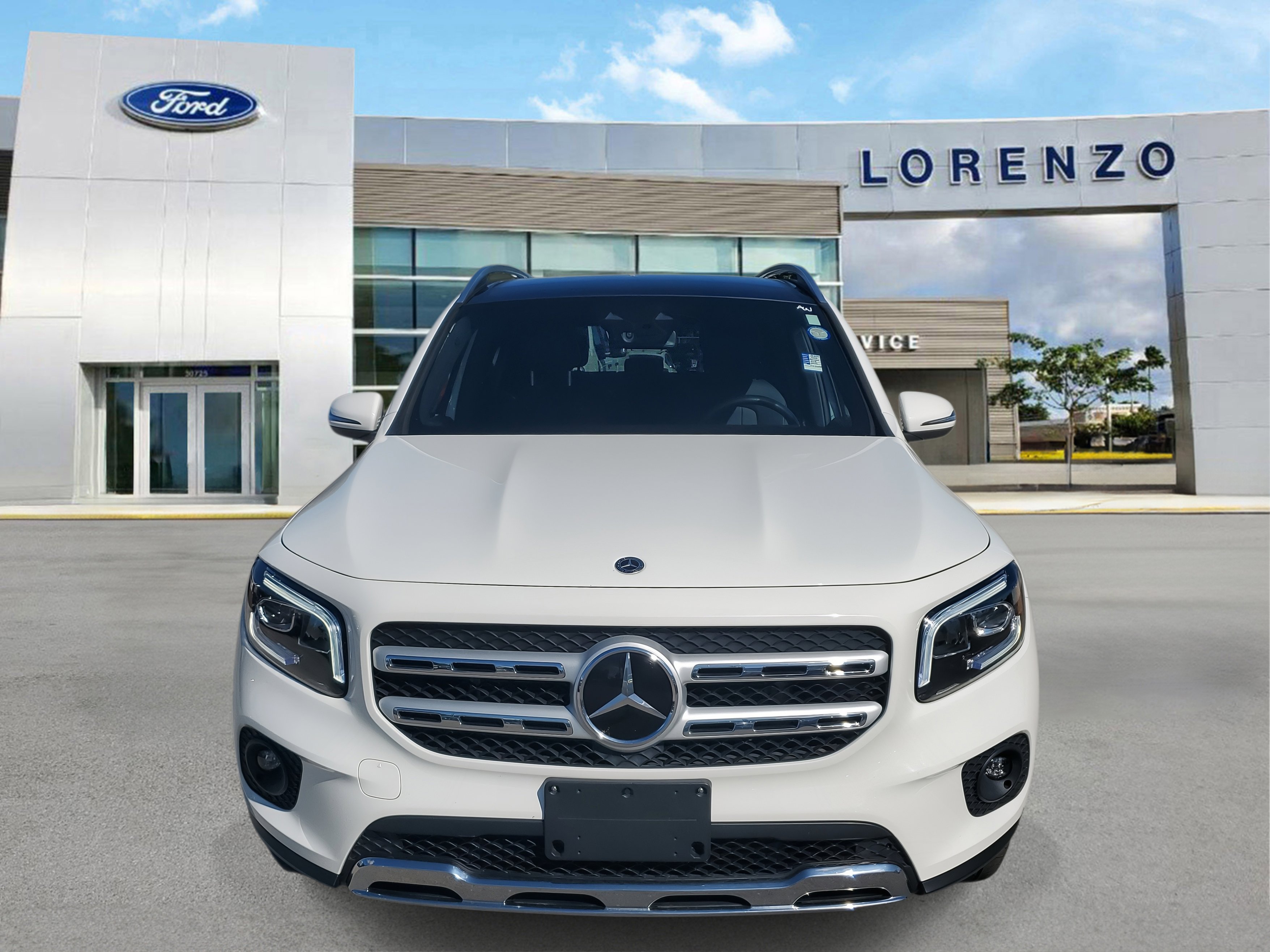 Used 2023 Mercedes-Benz GLB 250 4MATIC w/ Premium Package image 2
