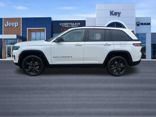 Used 2023 Jeep Grand Cherokee Altitude AWD/4WD image 2