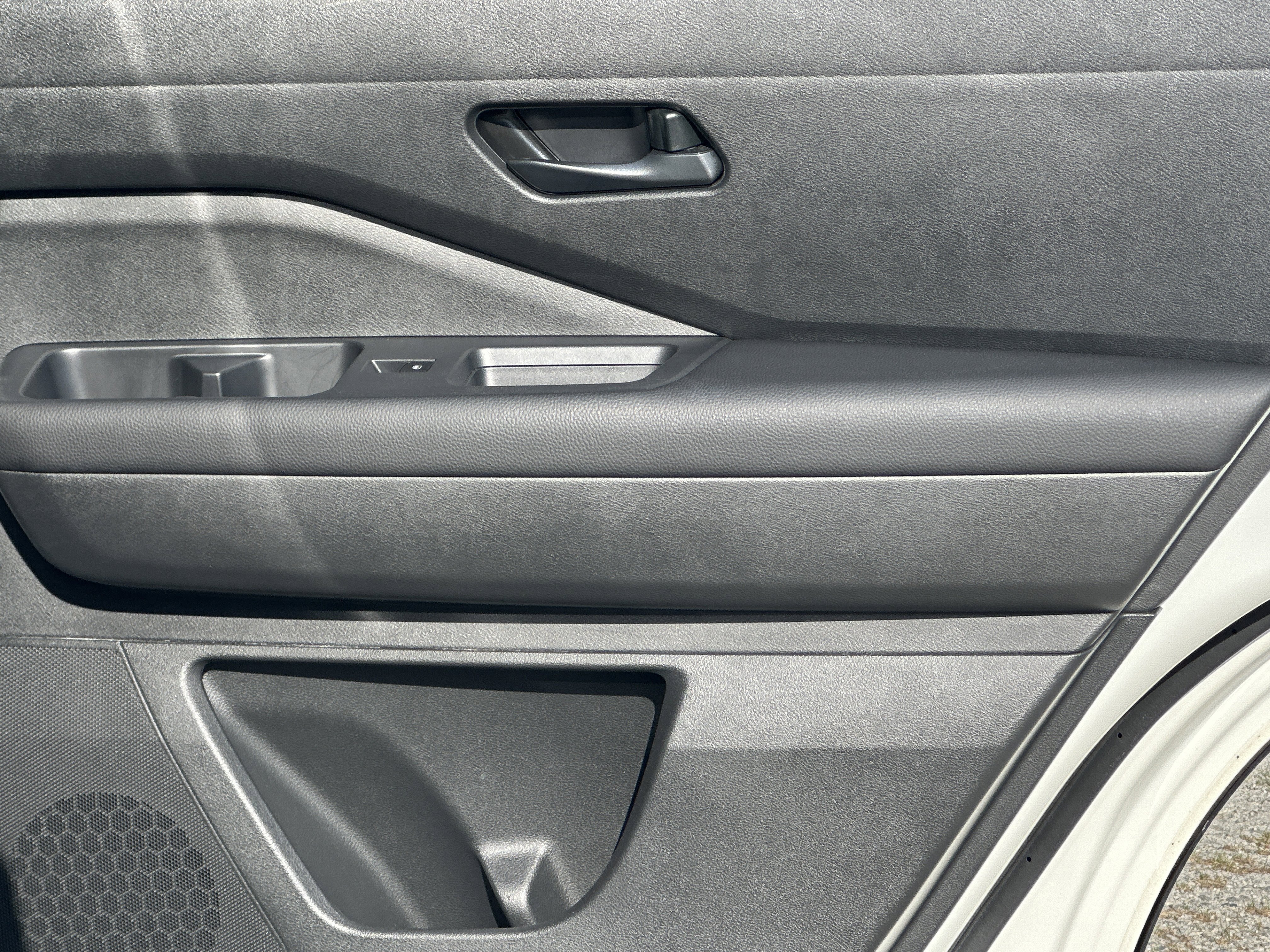 Used 2025 Nissan Pathfinder SV image 16