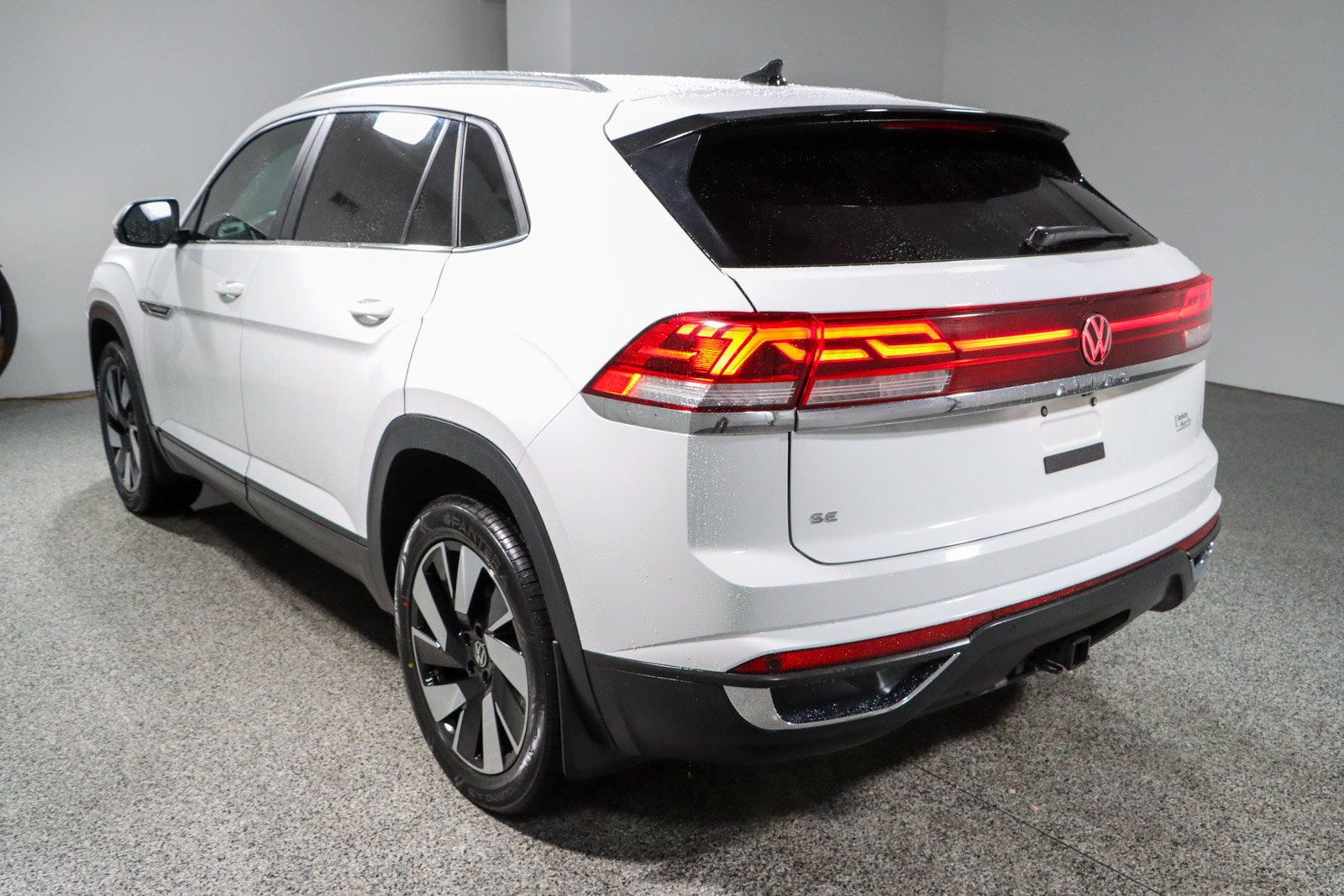 Used 2024 Volkswagen Atlas Cross Sport SE FWD image 9