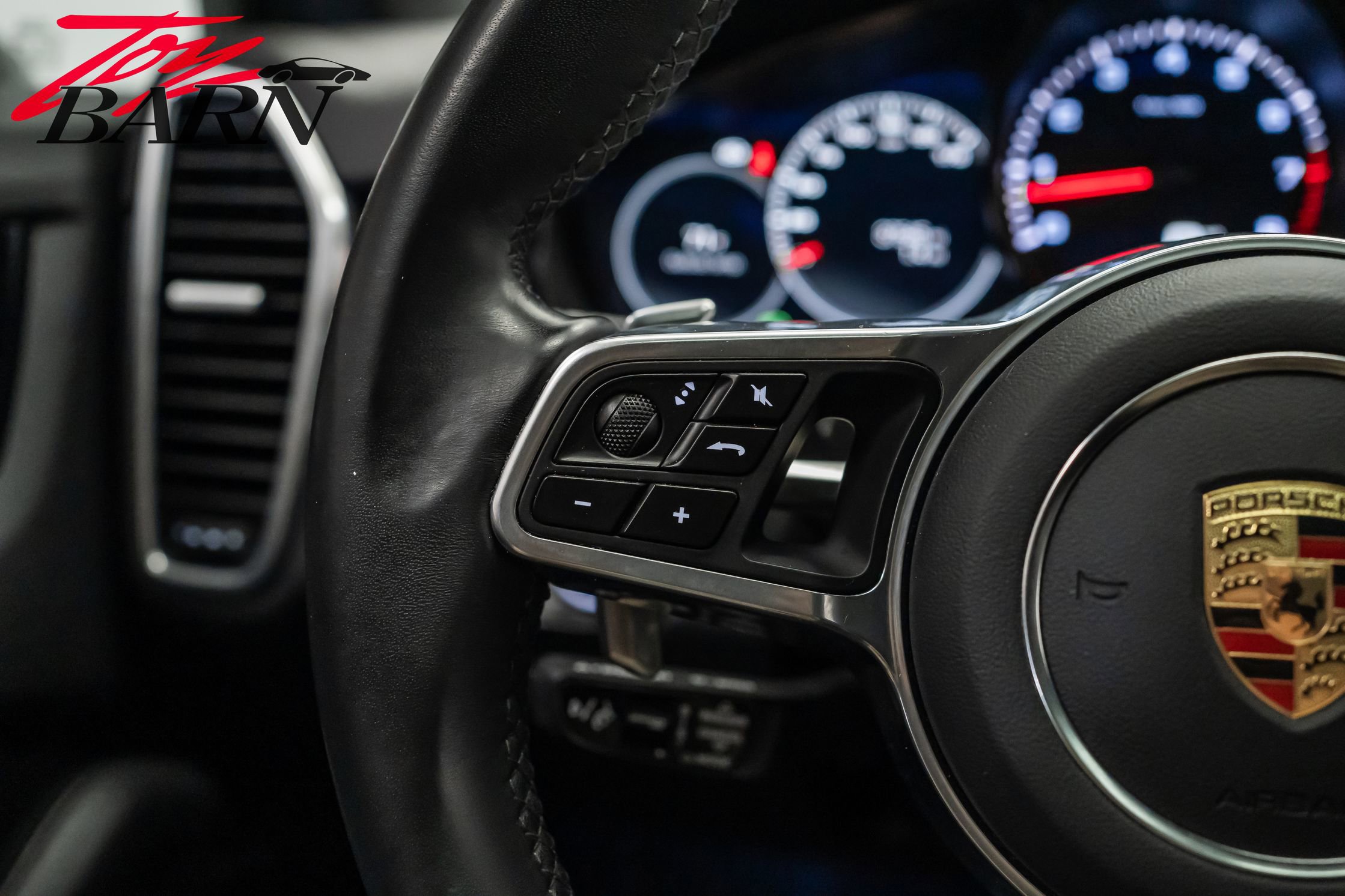 Used 2023 Porsche Cayenne Platinum Edition image 32