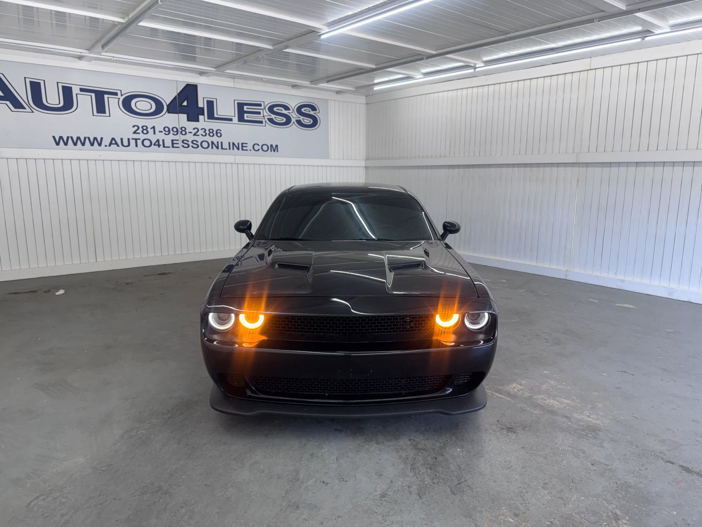 Used 2016 Dodge Challenger SXT RWD image 2