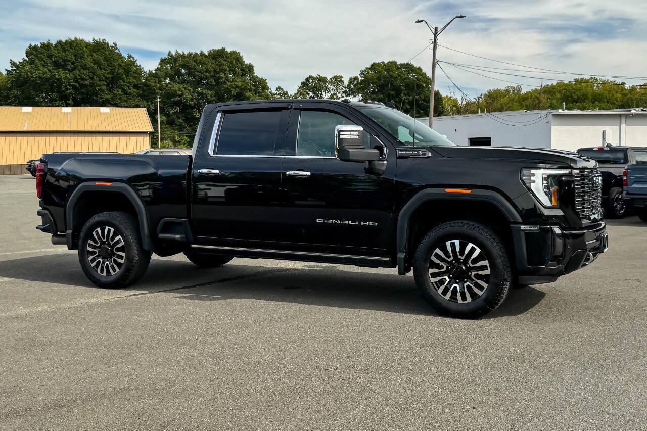 Used 2025 GMC Sierra 3500 Denali Ultimate AWD/4WD image 2