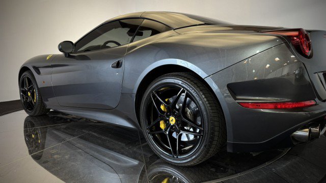 Used 2015 Ferrari California T image 32