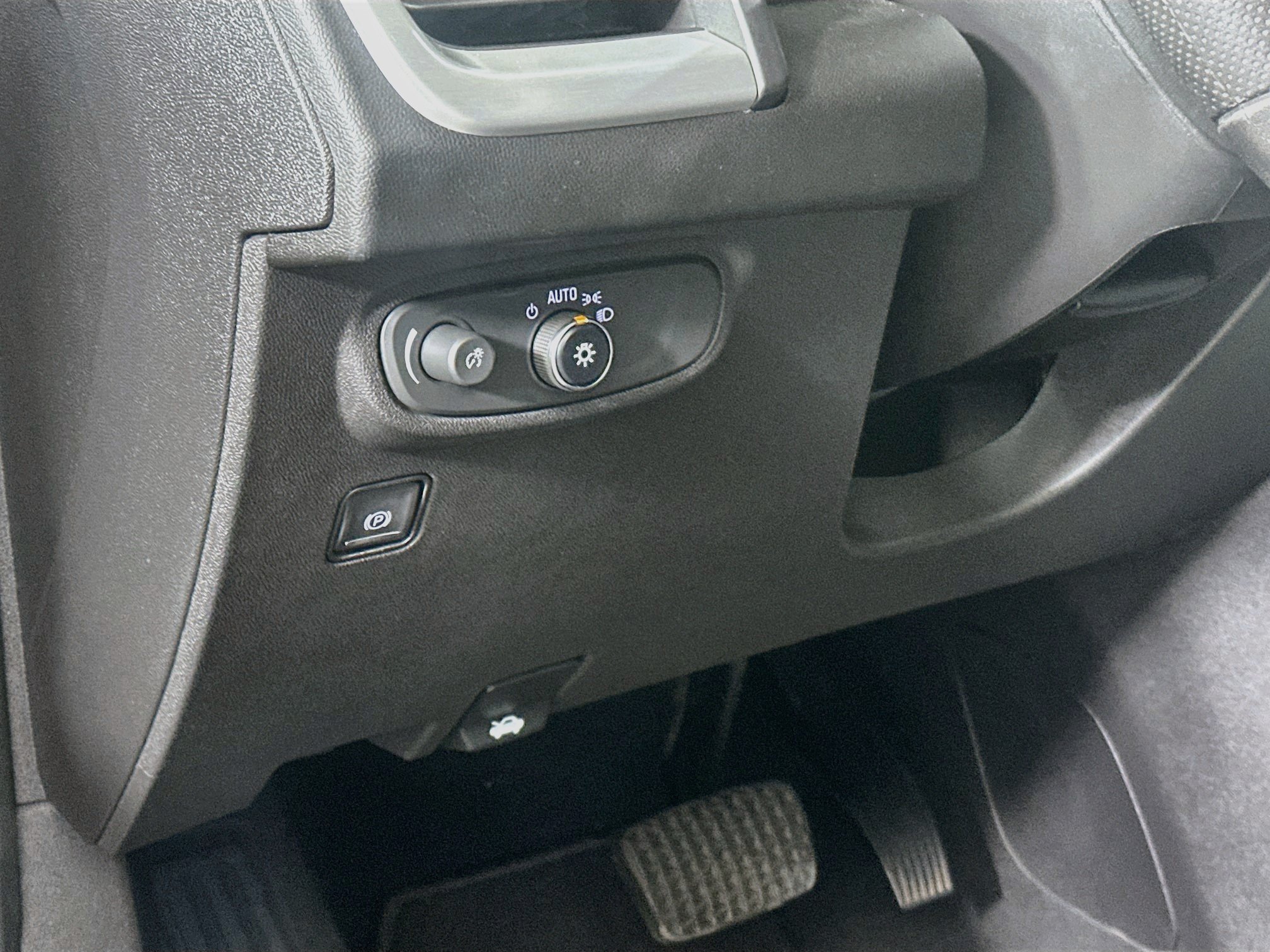 Used 2022 GMC Terrain SLE FWD image 17