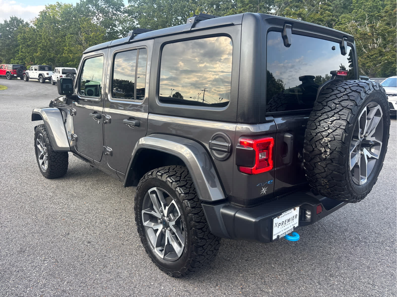 Used 2024 Jeep Wrangler Unlimited w/ Convenience Group AWD/4WD image 5