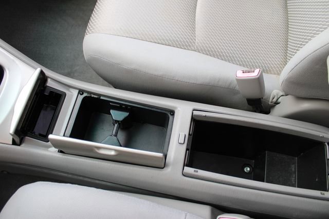 Used 2005 Toyota Highlander 4WD V6 w/ 3rd Row image 15